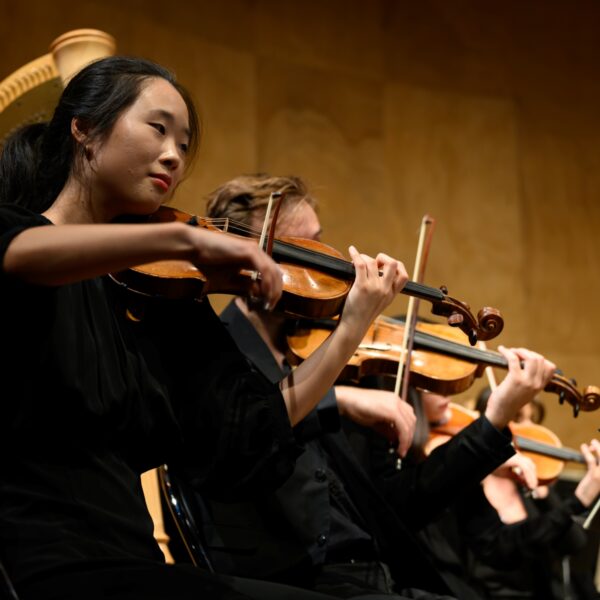 Sue-Anne Lee et la section des violons